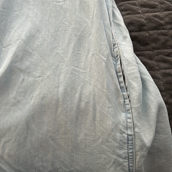 Light wash button up & there’s pockets on the side! - Picture 3 of 3